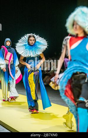 I modelli mostrano gli articoli del terzo anno di bachelor durante la sfilata di moda di fine anno che mostra le creazioni degli studenti del diploma di bachelor e master del reparto moda della Royal Academy of fine Arts - AP Hogeschool, ad Anversa, venerdì 03 giugno 2022. FOTO DI BELGA JONAS ROOSENS Foto Stock