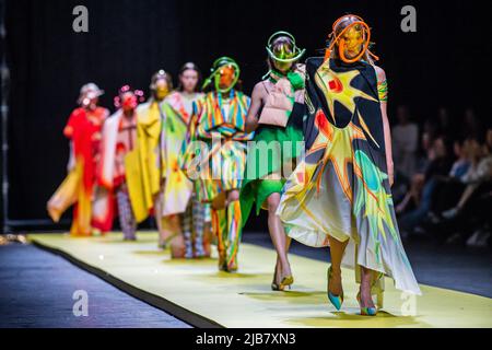 I modelli mostrano gli articoli del terzo anno di bachelor durante la sfilata di moda di fine anno che mostra le creazioni degli studenti del diploma di bachelor e master del reparto moda della Royal Academy of fine Arts - AP Hogeschool, ad Anversa, venerdì 03 giugno 2022. FOTO DI BELGA JONAS ROOSENS Foto Stock