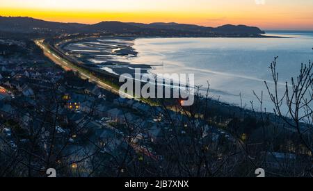 La A55 Expressway passando attraverso Colwyn Bay, visto da Llanddulas e preso il 18th marzo 2022. Foto Stock