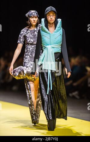 I modelli mostrano gli articoli del terzo anno di bachelor durante la sfilata di moda di fine anno che mostra le creazioni degli studenti del diploma di bachelor e master del reparto moda della Royal Academy of fine Arts - AP Hogeschool, ad Anversa, venerdì 03 giugno 2022. FOTO DI BELGA JONAS ROOSENS Foto Stock