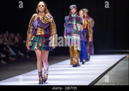 I modelli mostrano gli articoli del secondo anno di bachelor durante la sfilata di moda di fine anno che mostra le creazioni degli studenti del diploma di bachelor e master del reparto moda della Royal Academy of fine Arts - AP Hogeschool, ad Anversa, venerdì 03 giugno 2022. FOTO DI BELGA JONAS ROOSENS Foto Stock