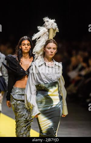 I modelli mostrano gli articoli del terzo anno di bachelor durante la sfilata di moda di fine anno che mostra le creazioni degli studenti del diploma di bachelor e master del reparto moda della Royal Academy of fine Arts - AP Hogeschool, ad Anversa, venerdì 03 giugno 2022. FOTO DI BELGA JONAS ROOSENS Foto Stock