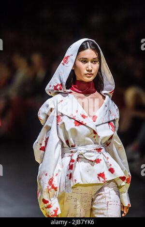 I modelli mostrano gli articoli del terzo anno di bachelor durante la sfilata di moda di fine anno che mostra le creazioni degli studenti del diploma di bachelor e master del reparto moda della Royal Academy of fine Arts - AP Hogeschool, ad Anversa, venerdì 03 giugno 2022. FOTO DI BELGA JONAS ROOSENS Foto Stock