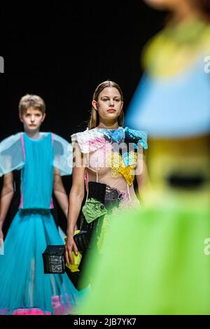 I modelli mostrano gli articoli del terzo anno di bachelor durante la sfilata di moda di fine anno che mostra le creazioni degli studenti del diploma di bachelor e master del reparto moda della Royal Academy of fine Arts - AP Hogeschool, ad Anversa, venerdì 03 giugno 2022. FOTO DI BELGA JONAS ROOSENS Foto Stock