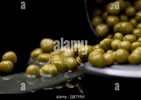 Piselli di cibo in scatola in una lattina possono. Chiudere piselli verdi in una lattina. Foto Stock