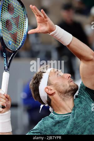 Parigi, Francia. 03rd giugno 2022. Il Casper Ruud della Norvegia restituisce la palla a Marin Cilic della Croazia durante la loro semifinale partita del French Tennis Open a Roland Garros vicino Parigi, Francia, venerdì 3 giugno 2022. Ruud vinse il 3-6, il 6-4, il 6-2, 6-2 e si qualificò per la finale di domenica. Foto di Maya Vidon-White/UPI Credit: UPI/Alamy Live News Foto Stock