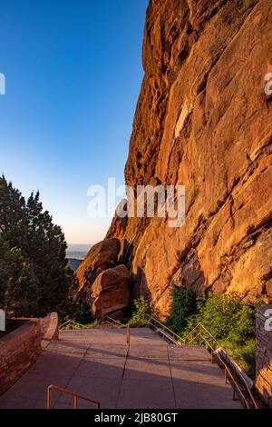 Earluy Morning Sun on Creation Rock nel Red Rocks Mountain Park Foto Stock