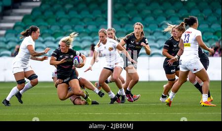 Worcester, Regno Unito. 03rd giugno 2022. Marlie Packer of Saracens Women viene affrontata durante la partita finale Womens Allianz Premier 15s Play Off tra Saracens Women e Exeter Chiefs Women al Sixways Stadium di Worcester, Inghilterra, il 3 giugno 2022. Foto di Phil Hutchinson. Solo per uso editoriale, licenza richiesta per uso commerciale. Nessun utilizzo nelle scommesse, nei giochi o nelle pubblicazioni di un singolo club/campionato/giocatore. Credit: UK Sports Pics Ltd/Alamy Live News Credit: UK Sports Pics Ltd/Alamy Live News Foto Stock