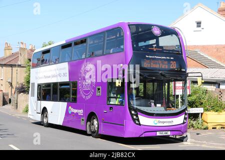 UN DOPPIO PONTE SCANIA ADL ENVIRO 400 MMC BUS DI STAGECOACH IN UNA LIVREA SPECIALE PER SEGNARE IL GIUBILEO DEL PLATINO DELLA REGINA Foto Stock