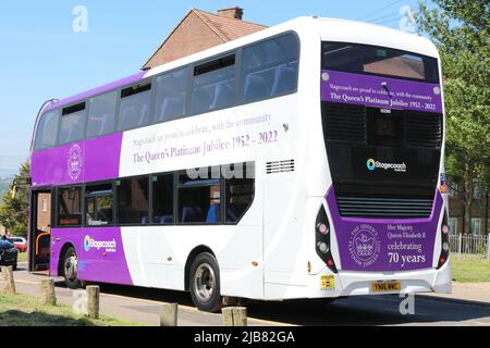 UN DOPPIO PONTE SCANIA ADL ENVIRO 400 MMC BUS DI STAGECOACH IN UNA LIVREA SPECIALE PER SEGNARE IL GIUBILEO DEL PLATINO DELLA REGINA Foto Stock