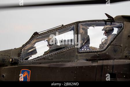 Un elicottero AH-64D Apache Longbow assegnato al Battaglione del 1st, 3rd taxi Aviation Regiment in un hover basso al momento dell'atterraggio al Katterbach Army Airfield, Germania, maggio 20. Circa 20 apache arrivarono dopo aver trascorso tre mesi nella regione dei Baltici, partecipando allo sciopero Sabre 22. 12 CAB ha lavorato insieme agli alleati della NATO e ai partner di sicurezza regionali per fornire forze pronte per i combattimenti, eseguire esercizi di addestramento congiunti e multinazionali e mantenere il comando e il controllo per tutte le unità a rotazione e assegnate nel Teatro europeo. (STATI UNITI Foto dell'esercito dello staff Sgt. Thomas Mort) Foto Stock