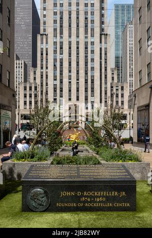 John D. Rockefeller Jr. Dedication granito segno nei Rockefeller Center Channel Gardens, New York City, USA 2022 Foto Stock