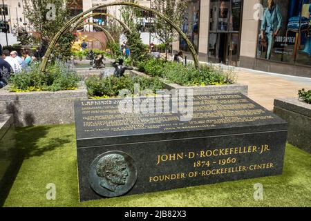 John D. Rockefeller Jr. Dedication granito segno nei Rockefeller Center Channel Gardens, New York City, USA 2022 Foto Stock