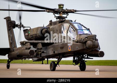 Un elicottero AH-64D Apache Longbow assegnato al Battaglione del 1st, 3rd taxi Aviation Regiment ad un hover basso dopo l'atterraggio al Katterbach Army Airfield, Germania, maggio 20. Circa 20 in totale sono arrivati dopo aver trascorso circa tre mesi nella regione dei Baltici, partecipando allo sciopero Sabre 22. 12 CAB ha lavorato insieme agli alleati della NATO e ai partner di sicurezza regionali per fornire forze pronte per i combattimenti, eseguire esercizi di addestramento congiunti e multinazionali e mantenere il comando e il controllo per tutte le unità a rotazione e assegnate nel Teatro europeo. (STATI UNITI Foto dell'esercito dello staff Sgt. Thomas Mort) Foto Stock