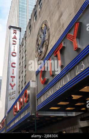 Guardando verso l'alto il palco della radio City Music Hall nel Rockefeller Center, New York City, USA 2022 Foto Stock