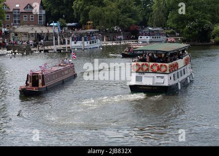 Windsor, Berkshire, Regno Unito. 3rd giugno 2022. Bandiere colorate e bunging su chiatte e barche sul Tamigi. Windsor è stata nuovamente impegnata oggi come locali, visitatori e turisti hanno celebrato la festa giubilare della Regina. Credit: Maureen McLean/Alamy Live News Foto Stock