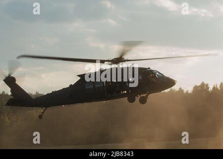 Soldati statunitensi assegnati a 1st battaglioni, 4th reggimento fanteria, le "forze opposte", esercitano un'operazione di assalto aereo a bordo di 1st elicotteri Air Cavalry Brigade UH-60 Blackhawk prima di essere imboscati da soldati cechi assegnati al battaglione meccanizzato del 72nd come parte della soluzione combinata 17 nell'area di addestramento di Hohenfels, Germania, Giugno 1, 2022. Combined Resolve è un'esercitazione dell'esercito degli Stati Uniti che consiste di 5.600 membri di servizio, Alleati e soci da più di 10 paesi ed è progettato per valutare le abilità delle unità di condurre le operazioni di combattimento efficacemente in uno spazio di battaglia multi-dominio. (STATI UNITI Esercito Foto Stock