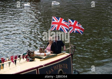 Windsor, Berkshire, Regno Unito. 3rd giugno 2022. Bandiere colorate e bunging su chiatte e barche sul Tamigi. Windsor è stata nuovamente impegnata oggi come locali, visitatori e turisti hanno celebrato la festa giubilare della Regina. Credit: Maureen McLean/Alamy Live News Foto Stock