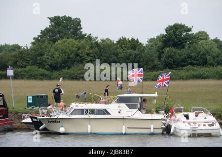 Windsor, Berkshire, Regno Unito. 3rd giugno 2022. Sul Tamigi. Windsor è stata nuovamente impegnata oggi come locali, visitatori e turisti hanno celebrato la festa giubilare della Regina. Credit: Maureen McLean/Alamy Live News Foto Stock