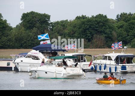 Windsor, Berkshire, Regno Unito. 3rd giugno 2022. Sul Tamigi. Windsor è stata nuovamente impegnata oggi come locali, visitatori e turisti hanno celebrato la festa giubilare della Regina. Credit: Maureen McLean/Alamy Live News Foto Stock