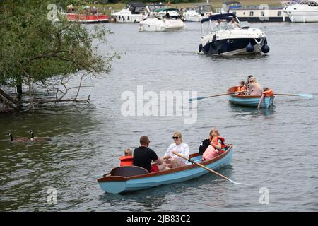 Windsor, Berkshire, Regno Unito. 3rd giugno 2022. Sul Tamigi. Windsor è stata nuovamente impegnata oggi come locali, visitatori e turisti hanno celebrato la festa giubilare della Regina. Credit: Maureen McLean/Alamy Live News Foto Stock