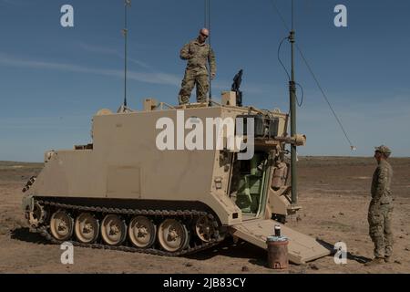 I soldati del 2-116th Combined Arms Battalion mortaio Platoon preparano il veicolo del Fire Direction Center per l'esercizio di giorno. Il mortaio Platoon della Guardia Nazionale dell'Idaho, HHC, 2-116th Combined Arms Battaglione affina le loro abilità preparandosi per lo spiegamento a sostegno dell'operazione Spartan Shield. Foto Stock