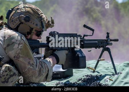 Un partito tattico per il controllo dell'aria Airman con il 113th Air Support Operations Squadron attiva una mitragliatrice leggera M249 durante un esercizio di tiro al vivo presso la Jefferson Range a Jefferson Proving Ground, Ind., 17 maggio 2022. I TAC dell’ASOS del 113th forniscono capacità di controllo degli attacchi terminali comuni alle risorse aeree per eseguire l’intento dei comandanti militari di terra. (STATI UNITI Foto della Guardia Nazionale dell'aria dello staff Sgt. Lonnie Wiram) Foto Stock