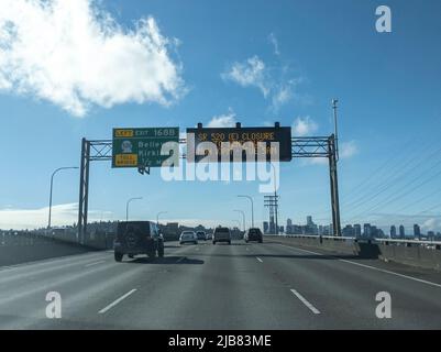 Seattle, WA USA - circa Aprile 2022: Vista dell'autostrada che porta nell'area del centro cittadino, passando un'uscita che porta a Bellevue e Kirkland Foto Stock