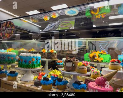 Woodinville, WA USA - circa 2022 maggio: Vista ad angolo di varie torte in vendita all'interno del reparto panificio del negozio di alimentari Haggen. Foto Stock