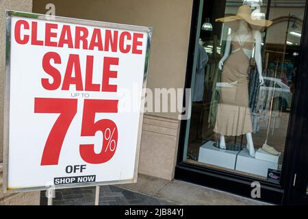 Hallandale Florida Miami, The Village at Gulfstream Park shopping, sign clearance vendita 75% abbigliamento donna moda Foto Stock