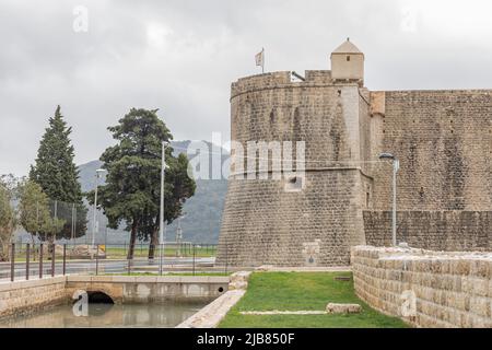 Le mura di Ston in Croazia del 14th secolo circondavano e proteggono la città, patrimonio dell'umanità dell'unesco e una delle fortificazioni più lunghe Foto Stock