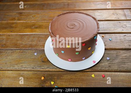 Torta al cioccolato con glassa di ganache al cioccolato semidolce. Sul tavolo di legno. Foto Stock