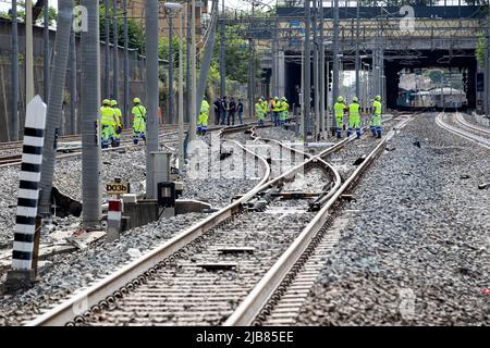 Roma. 3rd giugno 2022. Le persone lavorano dopo un incidente ferroviario a Roma, il 3 giugno 2022. Un treno ad alta velocità che collega la città settentrionale di Torino e la città portuale meridionale di Napoli ha avuto un incidente in un tunnel a Roma il venerdì pomeriggio, ha detto la polizia locale. Secondo i notiziari, l'ultima auto di un treno che trasportava circa 250 passeggeri ha fatto deragliare mentre si avvicinava a Roma Termini, la stazione ferroviaria principale della città. Non ci sono state ferite gravi, e la polizia ha detto che i passeggeri sono stati evacuati e hanno offerto un trasporto alternativo senza incidenti rilevanti. Credit: Xinhua/Alamy Live News Foto Stock