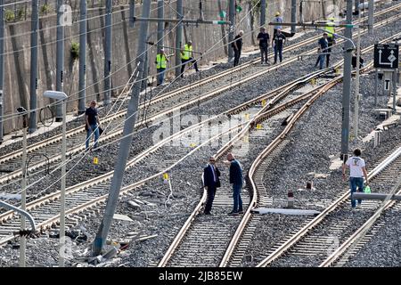 Roma. 3rd giugno 2022. Le persone lavorano dopo un incidente ferroviario a Roma, il 3 giugno 2022. Un treno ad alta velocità che collega la città settentrionale di Torino e la città portuale meridionale di Napoli ha avuto un incidente in un tunnel a Roma il venerdì pomeriggio, ha detto la polizia locale. Secondo i notiziari, l'ultima auto di un treno che trasportava circa 250 passeggeri ha fatto deragliare mentre si avvicinava a Roma Termini, la stazione ferroviaria principale della città. Non ci sono state ferite gravi, e la polizia ha detto che i passeggeri sono stati evacuati e hanno offerto un trasporto alternativo senza incidenti rilevanti. Credit: Xinhua/Alamy Live News Foto Stock