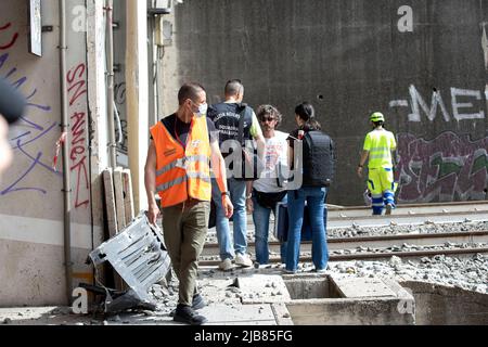 Roma. 3rd giugno 2022. Le persone lavorano dopo un incidente ferroviario a Roma, il 3 giugno 2022. Un treno ad alta velocità che collega la città settentrionale di Torino e la città portuale meridionale di Napoli ha avuto un incidente in un tunnel a Roma il venerdì pomeriggio, ha detto la polizia locale. Secondo i notiziari, l'ultima auto di un treno che trasportava circa 250 passeggeri ha fatto deragliare mentre si avvicinava a Roma Termini, la stazione ferroviaria principale della città. Non ci sono state ferite gravi, e la polizia ha detto che i passeggeri sono stati evacuati e hanno offerto un trasporto alternativo senza incidenti rilevanti. Credit: Xinhua/Alamy Live News Foto Stock