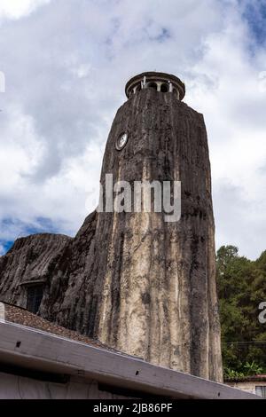 El Peñol, Antioquia - Colombia - 25 maggio 2022. Madonna della Parrocchia del Rosario di Chiquinquirá Foto Stock