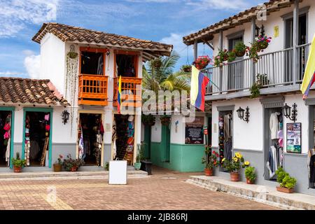 El Peñol, Antioquia - Colombia - 25 maggio 2022. Replica della vecchia piazza Peñol, architettura tradizionale dei popoli colombiani Foto Stock
