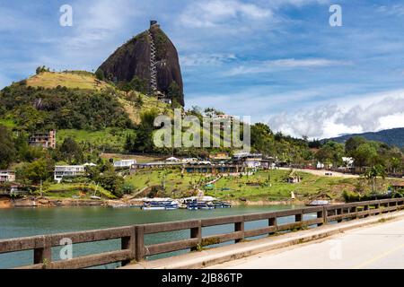 Guatape, Antioquia / Colombia - 25 maggio 2022. La Rocca di Guatapé, o Piedra del Peñol, è un monolito alto 220 metri. Foto Stock