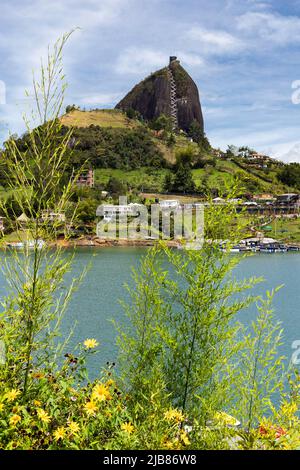 El Peñol, Antioquia - Colombia - 25 maggio 2022. La Rocca di Guatapé, o Piedra del Peñol, è un monolito alto 220 metri. Foto Stock