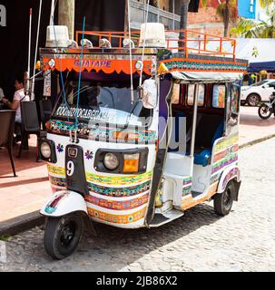 Guatape, Antioquia / Colombia - 25 maggio 2022. Comune turistico della Colombia e Antioquia orientale. E' famosa per le sue case decorate con colori Foto Stock