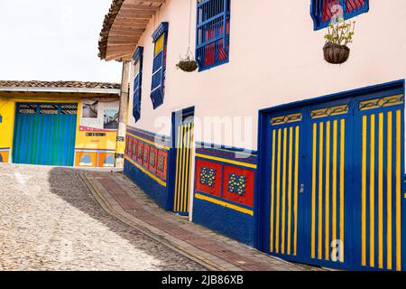 Guatape, Antioquia / Colombia - 25 maggio 2022. Comune turistico della Colombia e Antioquia orientale. E' famosa per le sue case decorate con colori Foto Stock