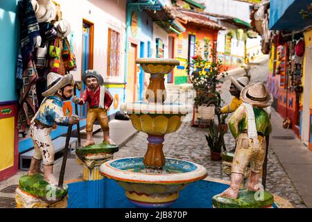 Guatape, Antioquia / Colombia - 25 maggio 2022. Comune turistico della Colombia e Antioquia orientale. E' famosa per le sue case decorate con colori Foto Stock