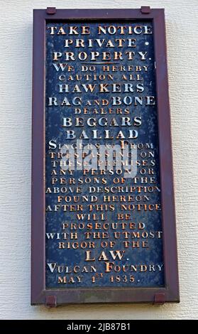 1835 Take Notice, No Hawkers Sign, Derby Row, Vulcan Village, Warrington, Ex-Charles Tayleur fabbrica ferroviaria Newton-le-Willows storia, Lancashire Foto Stock