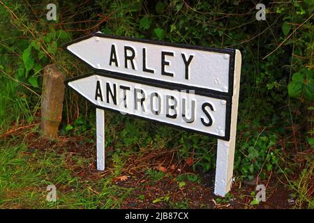 Segnaletica stradale in vecchio stile per Arley e Antrobus, , Appleton Thorn, Warrington, Cheshire, Inghilterra, Regno Unito Foto Stock