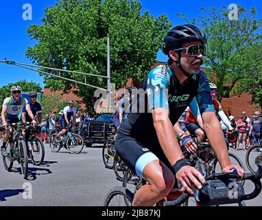 Emporia, KS, USA. 3rd giugno 2022. I piloti Unbound XL lasciano il cancello di partenza alle 6th e Mechanic Streets si dirigersi verso sud sulla prima tratta del giro di due giorni di 350 miglia attraverso le Flint Hills del Kansas. Il giro porterà i piloti a sud attraversando prima il fiume Cottonwood sul bordo sud di Emporia, poi lungo strade sterrate, ghiaiose e fangose e attraverso piccoli ruscelli e insenature e attraverso la prateria aperta di erba di tallgrass il 3 giugno 2022 a Emporia, Kansas. Credit: Mark Reinstein/Media Punch/Alamy Live News Foto Stock