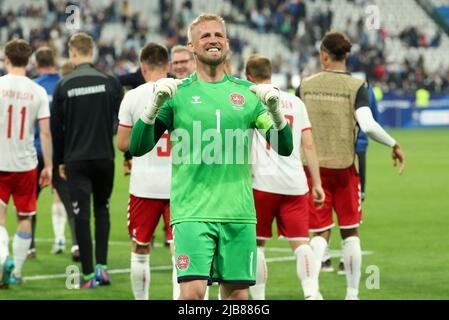 Parigi, Francia. 03rd giugno 2022. Il portiere della Danimarca Kasper Schmeichel celebra la vittoria dopo la partita di calcio della UEFA Nations League A - Group 1 tra Francia e Danimarca il 3 giugno 2022 allo Stade de France a Saint-Denis vicino Parigi, Francia - Foto Jean Catuffe / DPPI Credit: DPPI Media/Alamy Live News Foto Stock