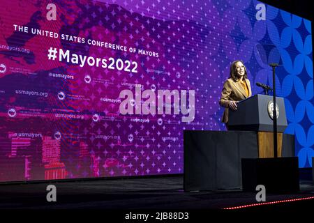 Reno, Stati Uniti. 03rd giugno 2022. Il Vice Presidente DEGLI STATI UNITI Kamala Harris parla alla riunione annuale 90th della Conferenza dei Sindaci degli Stati Uniti a Reno, Nevada, venerdì 3 giugno 2022. I datori di lavoro DEGLI STATI UNITI hanno assunto una posizione solida a maggio mentre i guadagni salariali si sono mantenuti fermi, suggerendo che l’economia continua a progredire mentre la Federal Reserve alza i tassi di interesse a un passo ripido per contenere l’inflazione calda. Foto di Paul Morris/UPI Credit: UPI/Alamy Live News Foto Stock