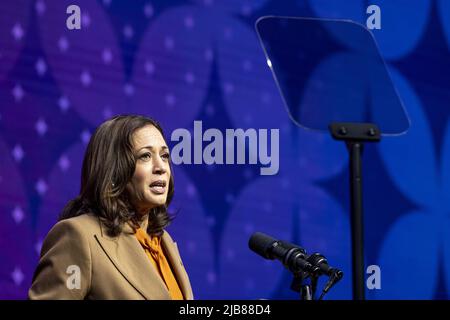 Reno, Stati Uniti. 03rd giugno 2022. Il Vice Presidente DEGLI STATI UNITI Kamala Harris parla alla riunione annuale 90th della Conferenza dei Sindaci degli Stati Uniti a Reno, Nevada, venerdì 3 giugno 2022. I datori di lavoro DEGLI STATI UNITI hanno assunto una posizione solida a maggio mentre i guadagni salariali si sono mantenuti fermi, suggerendo che l’economia continua a progredire mentre la Federal Reserve alza i tassi di interesse a un passo ripido per contenere l’inflazione calda. Foto di Paul Morris/UPI Credit: UPI/Alamy Live News Foto Stock