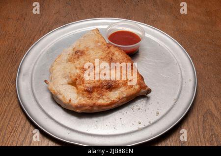 Deliziosa cucina italiana conosciuta come pepperoni calzone Foto Stock