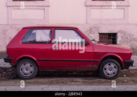 Foto di un'auto Zastava, colori rossi, con il marchio Zastava 45 parcheggiata in un parcheggio di Vrsac Serbia. Il Yugo commercializzò anche come Zastava Koral e Yugo Foto Stock